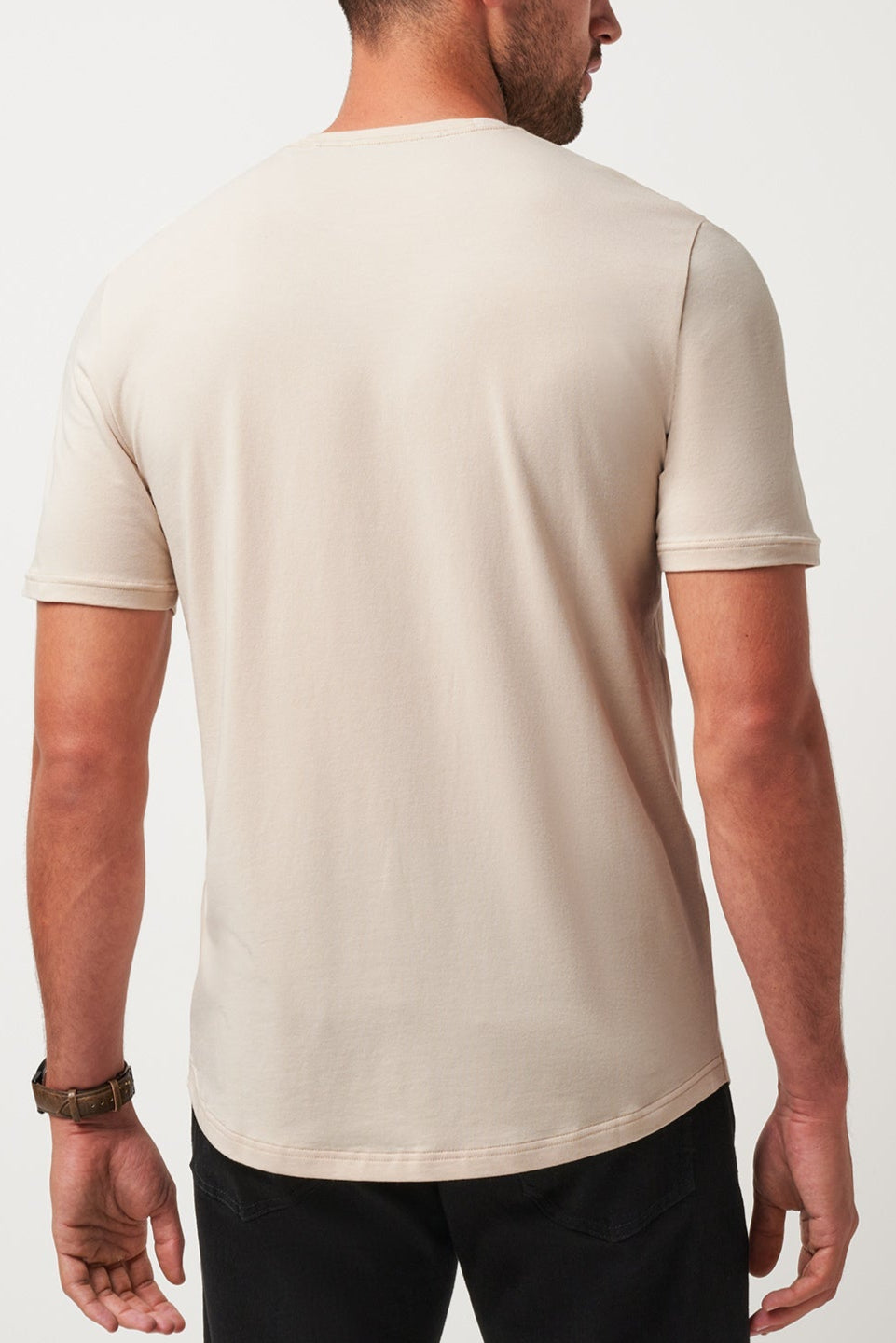 Man wearing a beige t-shirt on a plain background