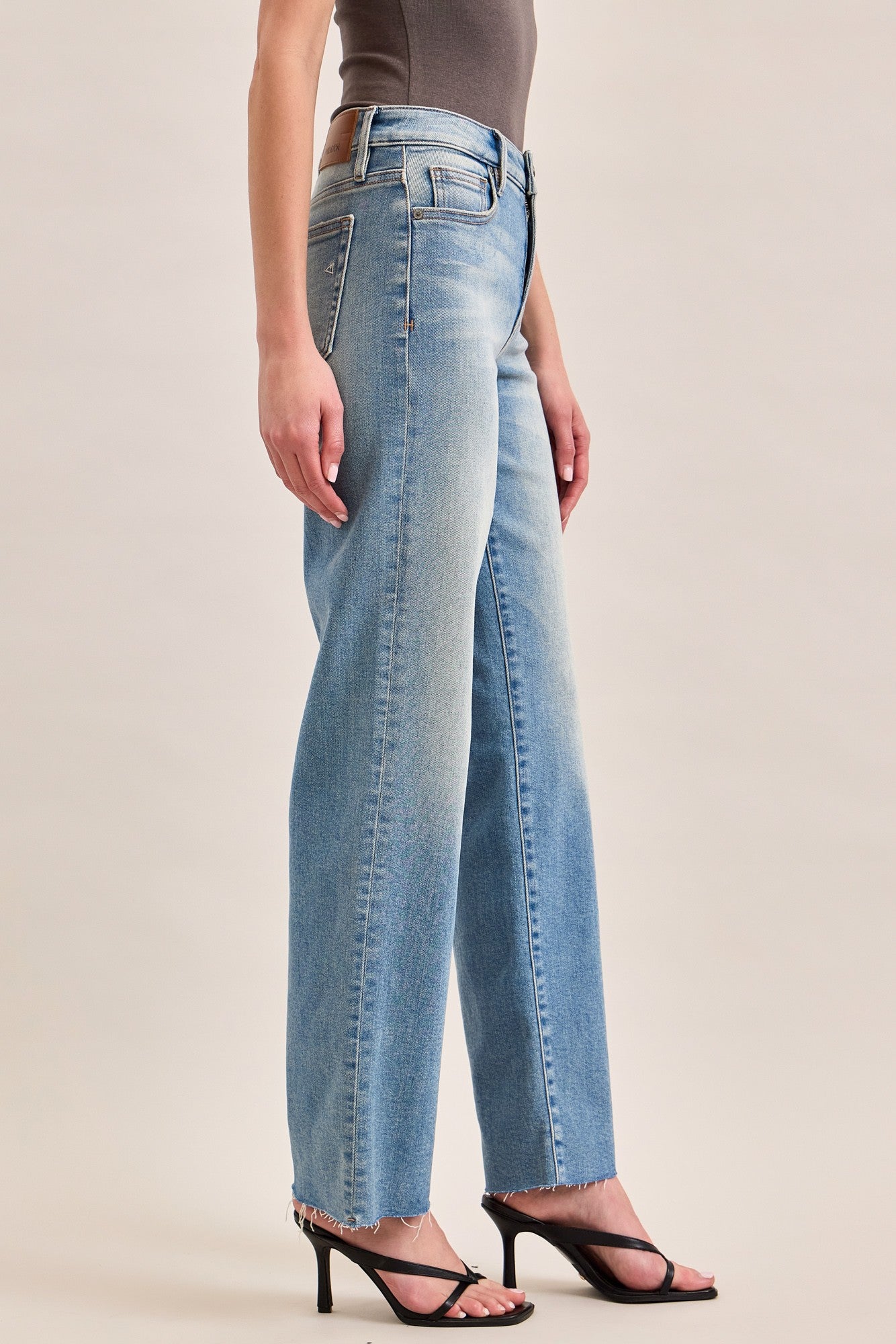 Ella Mid Rise Classic Straight Jean in Medium Vintage