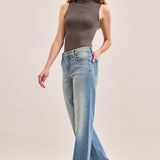 Ella Mid Rise Classic Straight Jean in Medium Vintage, detail