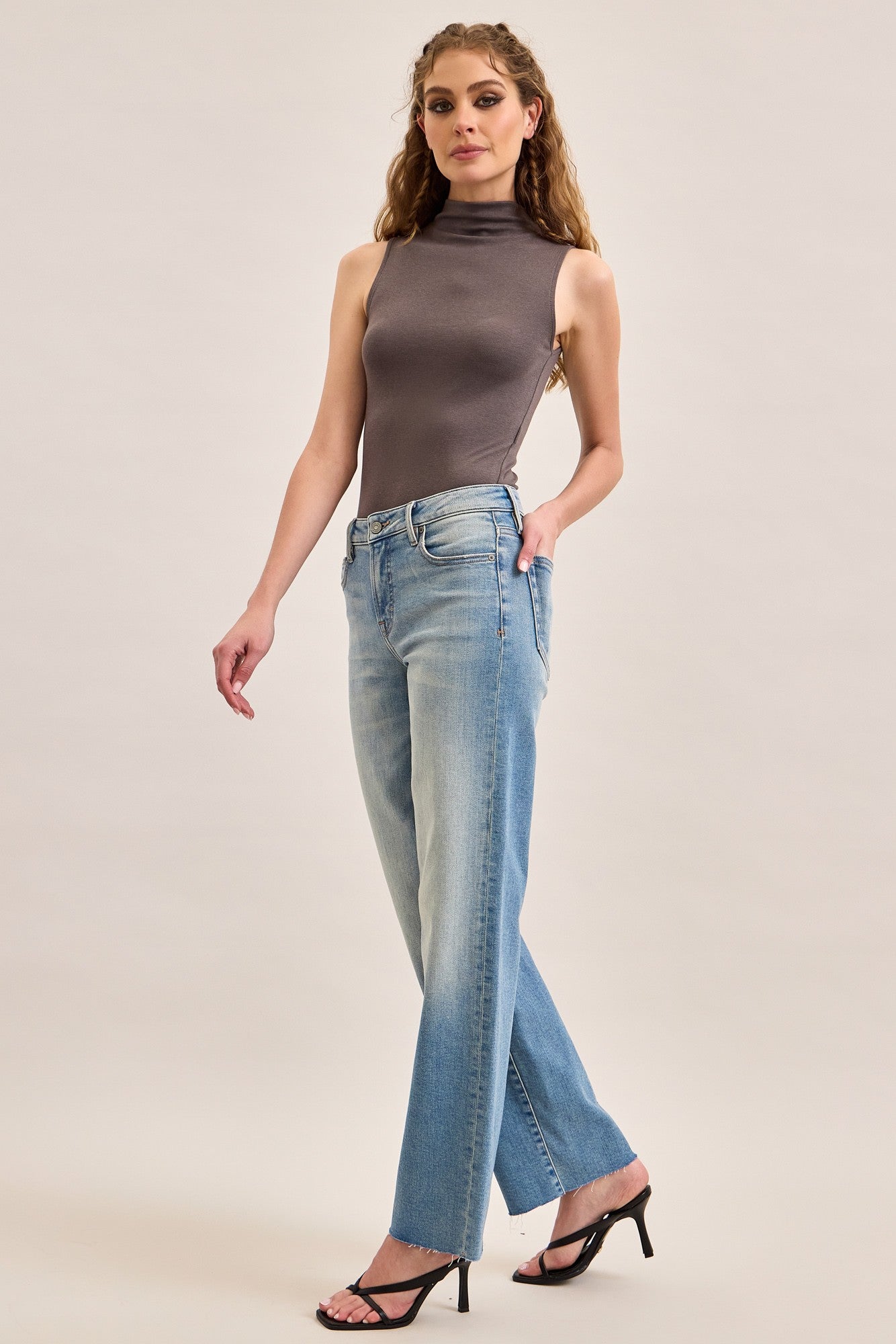 Ella Mid Rise Classic Straight Jean in Medium Vintage, detail