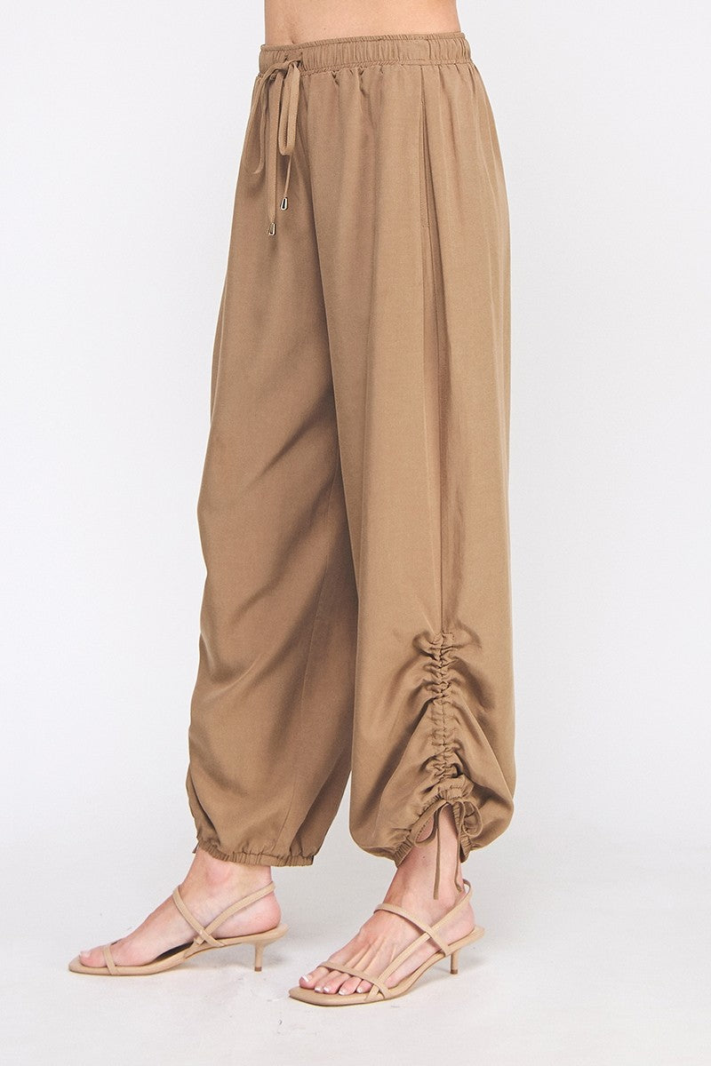 Marlow Drapey Twill High-Waist Jogger mocha detail