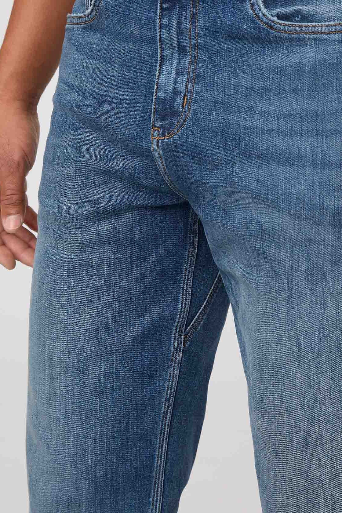 DUER Performance Denim+ Relaxed Straight in Dust Storm Indigo – gusset detail