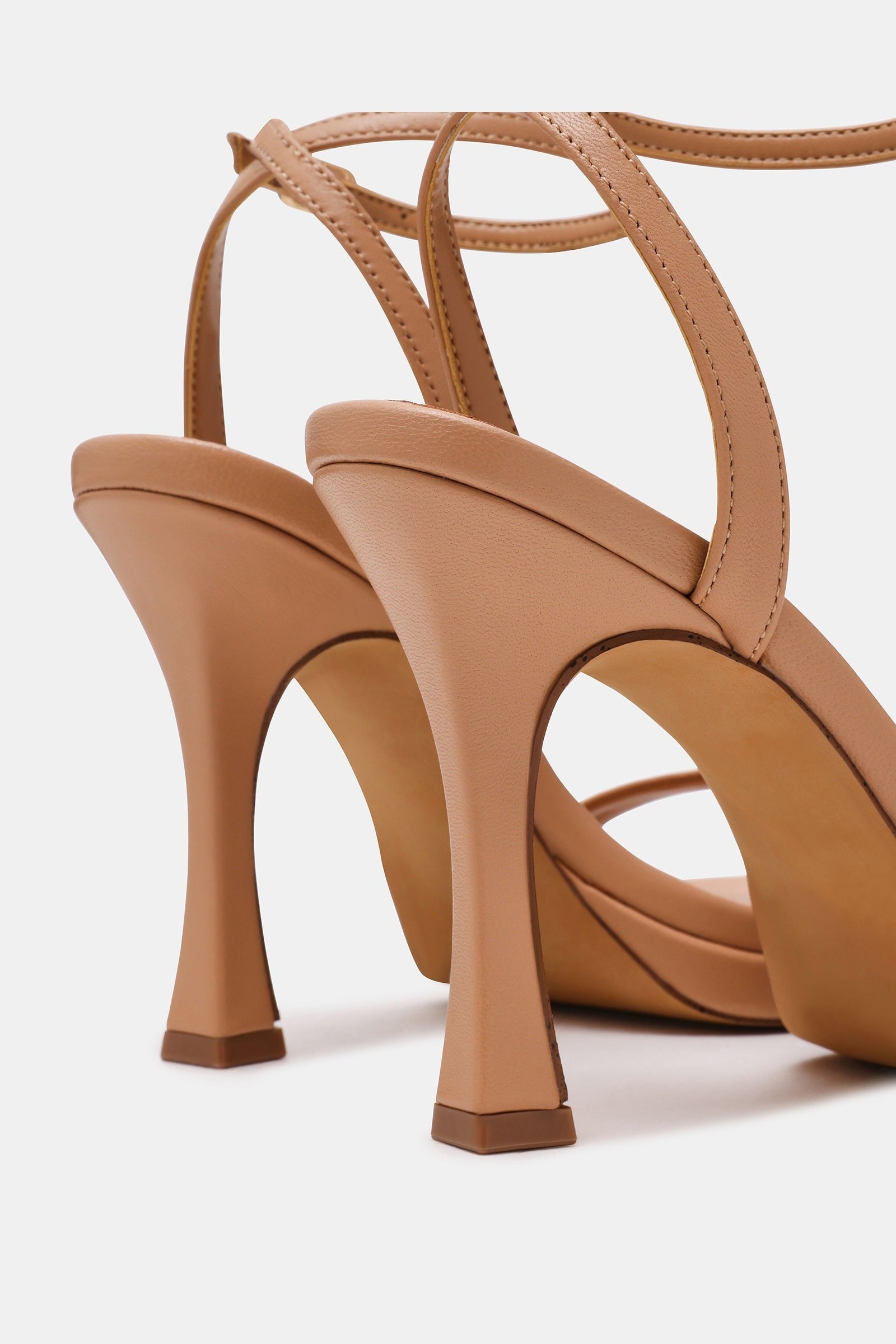 Steve Madden Sacramento natural leather heel, detail of ankle strap