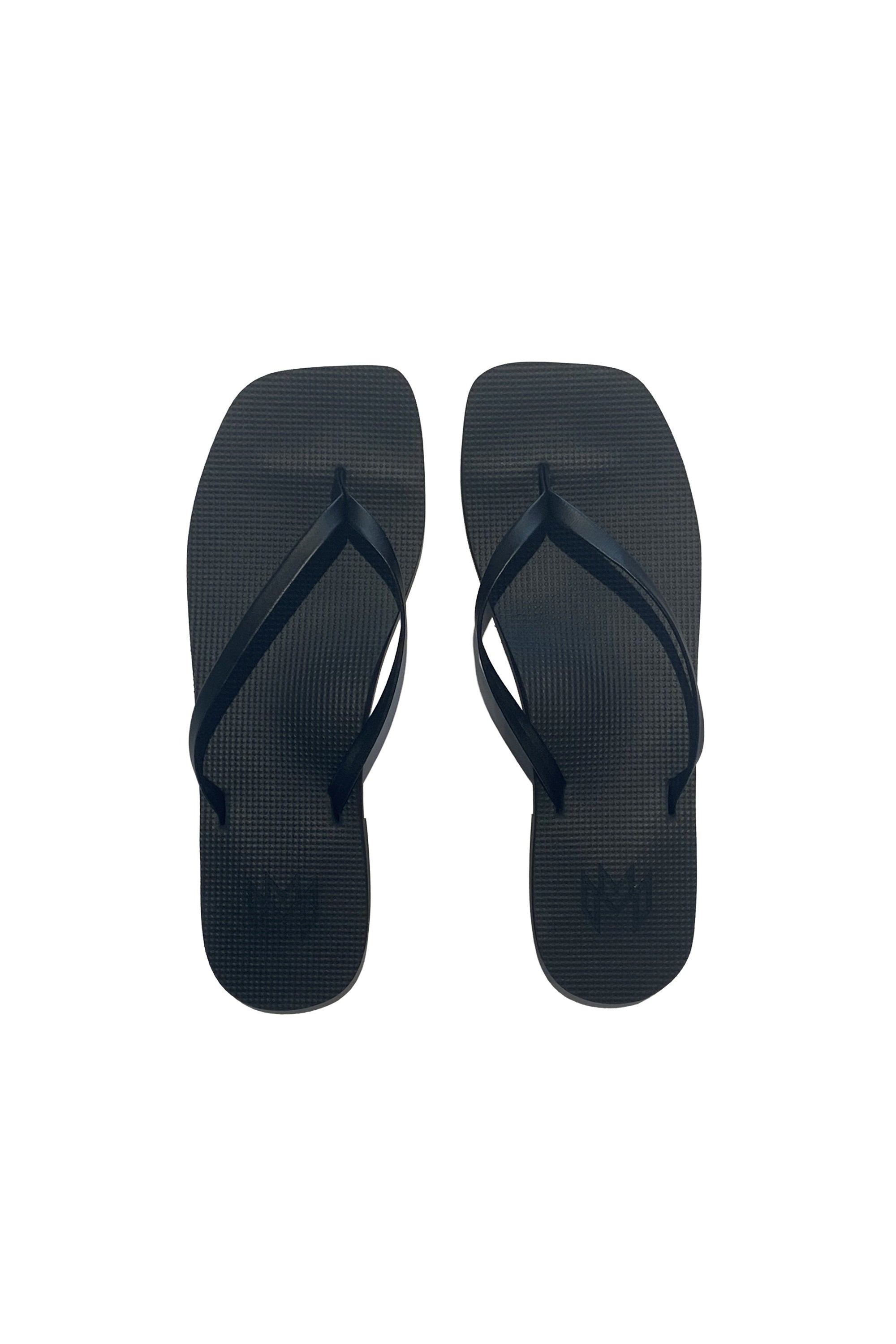 Malvados Lola flip flop sandal in Noir — pair view